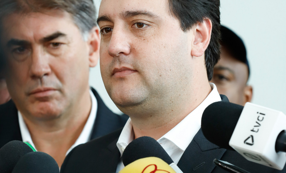 Um dos maiores gargalos rodoviários do Paraná, o Trevo Cataratas (BR-277), em Cascavel, será totalmente reconfigurado com a construção de um viaduto. A passagem em nível vai facilitar o fluxo de cerca de 30 mil veículos que passam pelo local por dia. O anúncio foi feito nesta segunda-feira (9) pelo governador Carlos Massa Ratinho Junior.