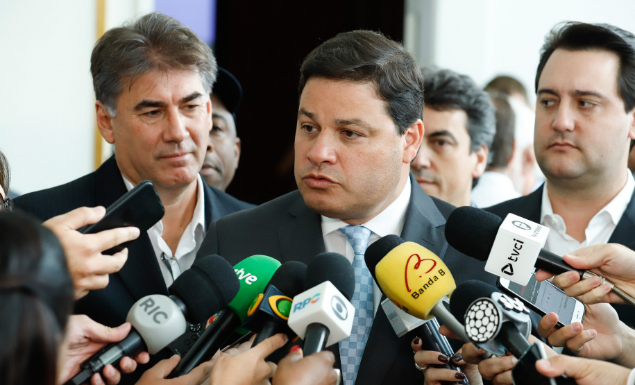 Um dos maiores gargalos rodoviários do Paraná, o Trevo Cataratas (BR-277), em Cascavel, será totalmente reconfigurado com a construção de um viaduto. A passagem em nível vai facilitar o fluxo de cerca de 30 mil veículos que passam pelo local por dia. O anúncio foi feito nesta segunda-feira (9) pelo governador Carlos Massa Ratinho Junior.