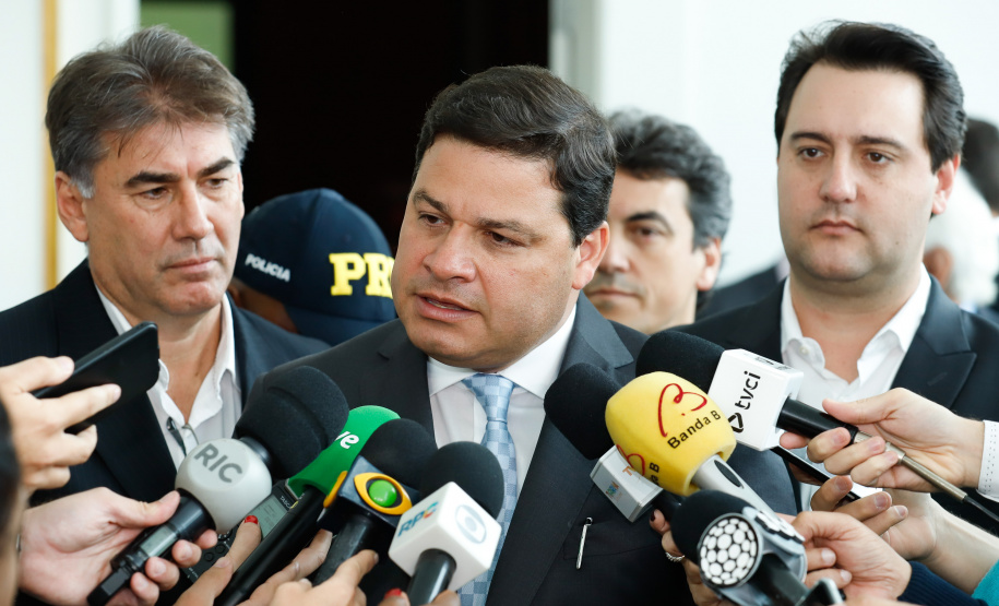 Um dos maiores gargalos rodoviários do Paraná, o Trevo Cataratas (BR-277), em Cascavel, será totalmente reconfigurado com a construção de um viaduto. A passagem em nível vai facilitar o fluxo de cerca de 30 mil veículos que passam pelo local por dia. O anúncio foi feito nesta segunda-feira (9) pelo governador Carlos Massa Ratinho Junior.