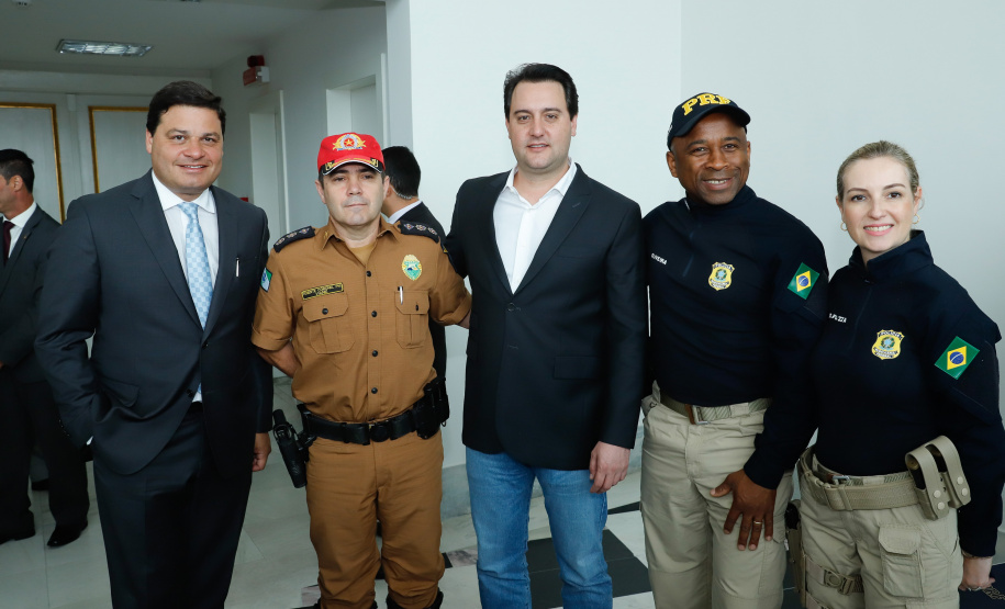 Um dos maiores gargalos rodoviários do Paraná, o Trevo Cataratas (BR-277), em Cascavel, será totalmente reconfigurado com a construção de um viaduto. A passagem em nível vai facilitar o fluxo de cerca de 30 mil veículos que passam pelo local por dia. O anúncio foi feito nesta segunda-feira (9) pelo governador Carlos Massa Ratinho Junior.