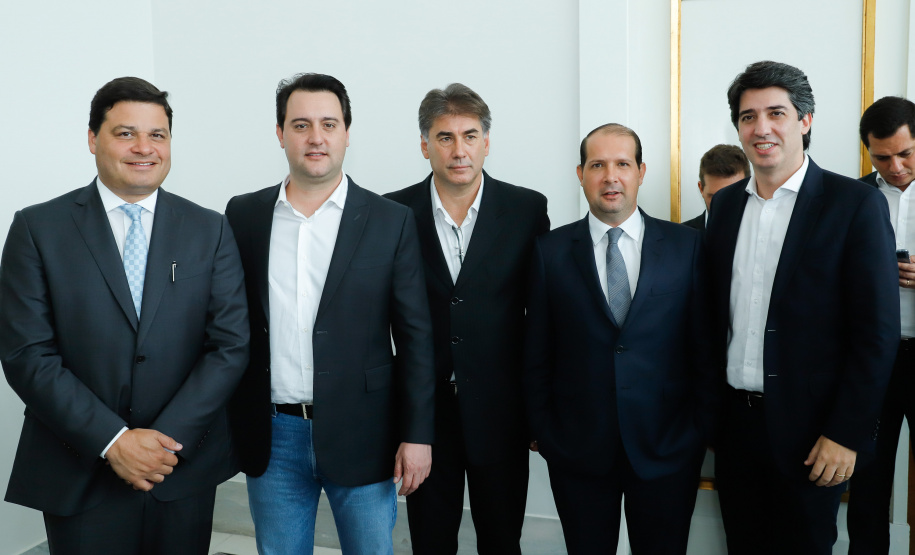 Um dos maiores gargalos rodoviários do Paraná, o Trevo Cataratas (BR-277), em Cascavel, será totalmente reconfigurado com a construção de um viaduto. A passagem em nível vai facilitar o fluxo de cerca de 30 mil veículos que passam pelo local por dia. O anúncio foi feito nesta segunda-feira (9) pelo governador Carlos Massa Ratinho Junior.