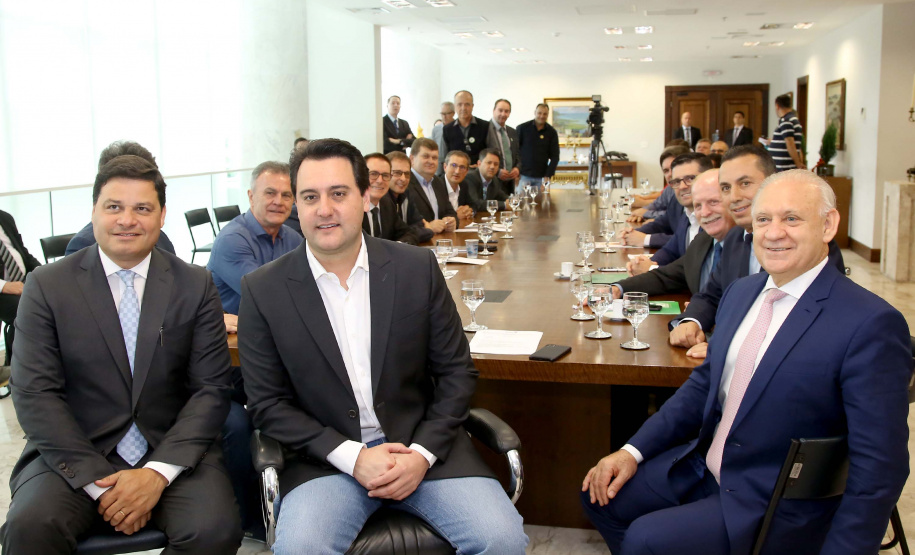 O governador Carlos Massa Ratinho Junior conheceu nesta segunda-feira (09) o projeto de construção do Aeroporto Regional do Sudoeste. Prefeitos, empresários e representantes da região apresentaram, em reunião no Palácio Iguaçu, detalhes do terminal que seria erguido em Renascença.Foto:Jaelson Lucas / AEN