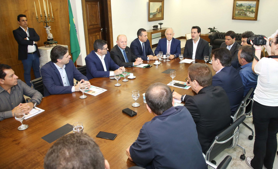 O governador Carlos Massa Ratinho Junior conheceu nesta segunda-feira (09) o projeto de construção do Aeroporto Regional do Sudoeste. Prefeitos, empresários e representantes da região apresentaram, em reunião no Palácio Iguaçu, detalhes do terminal que seria erguido em Renascença.Foto:Jaelson Lucas / AEN