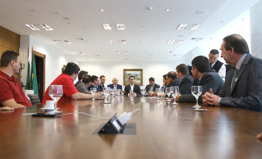 O governador Carlos Massa Ratinho Junior conheceu nesta segunda-feira (09) o projeto de construção do Aeroporto Regional do Sudoeste. Prefeitos, empresários e representantes da região apresentaram, em reunião no Palácio Iguaçu, detalhes do terminal que seria erguido em Renascença.Foto:Jaelson Lucas / AEN