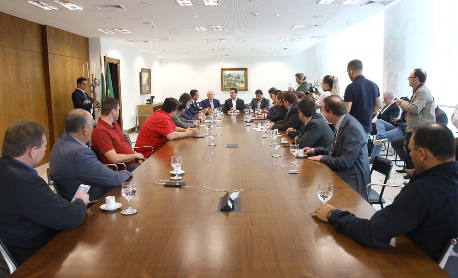 O governador Carlos Massa Ratinho Junior conheceu nesta segunda-feira (09) o projeto de construção do Aeroporto Regional do Sudoeste. Prefeitos, empresários e representantes da região apresentaram, em reunião no Palácio Iguaçu, detalhes do terminal que seria erguido em Renascença.Foto:Jaelson Lucas / AEN