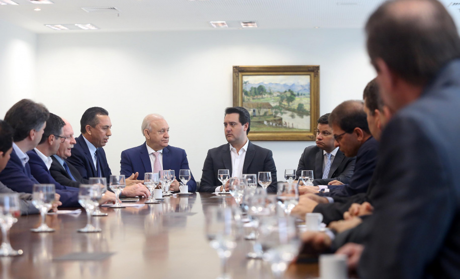 O governador Carlos Massa Ratinho Junior conheceu nesta segunda-feira (09) o projeto de construção do Aeroporto Regional do Sudoeste. Prefeitos, empresários e representantes da região apresentaram, em reunião no Palácio Iguaçu, detalhes do terminal que seria erguido em Renascença.Foto:Jaelson Lucas / AEN