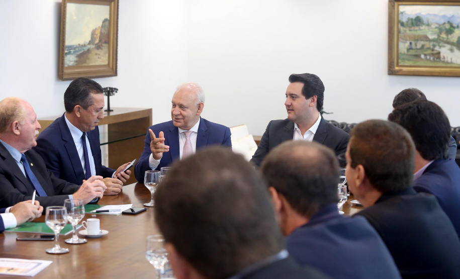 O governador Carlos Massa Ratinho Junior conheceu nesta segunda-feira (09) o projeto de construção do Aeroporto Regional do Sudoeste. Prefeitos, empresários e representantes da região apresentaram, em reunião no Palácio Iguaçu, detalhes do terminal que seria erguido em Renascença.Foto:Jaelson Lucas / AEN