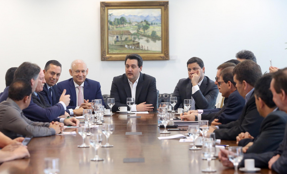 O governador Carlos Massa Ratinho Junior conheceu nesta segunda-feira (09) o projeto de construção do Aeroporto Regional do Sudoeste. Prefeitos, empresários e representantes da região apresentaram, em reunião no Palácio Iguaçu, detalhes do terminal que seria erguido em Renascença.Foto:Jaelson Lucas / AEN