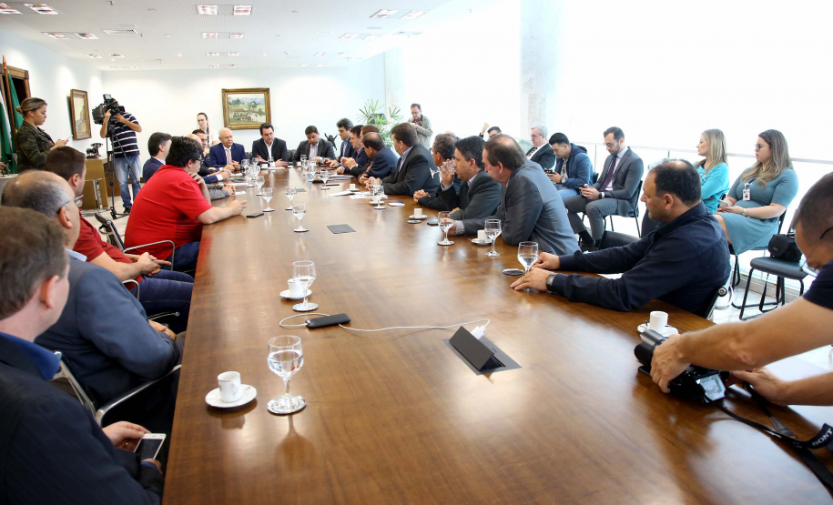 O governador Carlos Massa Ratinho Junior conheceu nesta segunda-feira (09) o projeto de construção do Aeroporto Regional do Sudoeste. Prefeitos, empresários e representantes da região apresentaram, em reunião no Palácio Iguaçu, detalhes do terminal que seria erguido em Renascença.Foto:Jaelson Lucas / AEN