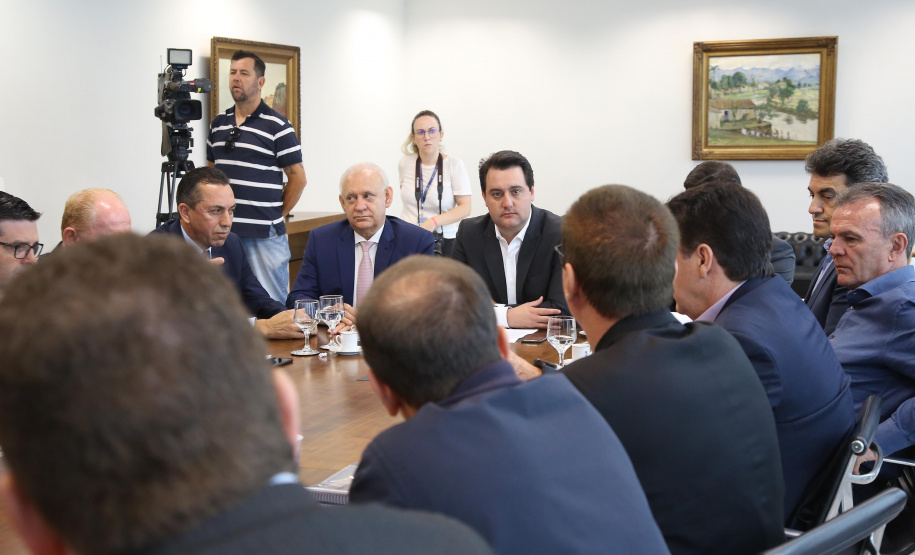 O governador Carlos Massa Ratinho Junior conheceu nesta segunda-feira (09) o projeto de construção do Aeroporto Regional do Sudoeste. Prefeitos, empresários e representantes da região apresentaram, em reunião no Palácio Iguaçu, detalhes do terminal que seria erguido em Renascença.Foto:Jaelson Lucas / AEN