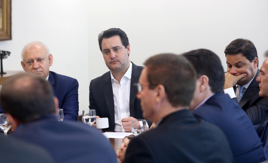 O governador Carlos Massa Ratinho Junior conheceu nesta segunda-feira (09) o projeto de construção do Aeroporto Regional do Sudoeste. Prefeitos, empresários e representantes da região apresentaram, em reunião no Palácio Iguaçu, detalhes do terminal que seria erguido em Renascença.Foto:Jaelson Lucas / AEN