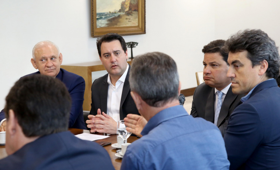 O governador Carlos Massa Ratinho Junior conheceu nesta segunda-feira (09) o projeto de construção do Aeroporto Regional do Sudoeste. Prefeitos, empresários e representantes da região apresentaram, em reunião no Palácio Iguaçu, detalhes do terminal que seria erguido em Renascença.Foto:Jaelson Lucas / AEN