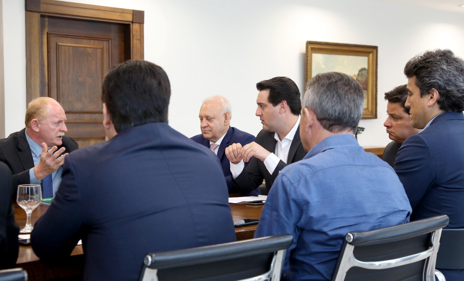 O governador Carlos Massa Ratinho Junior conheceu nesta segunda-feira (09) o projeto de construção do Aeroporto Regional do Sudoeste. Prefeitos, empresários e representantes da região apresentaram, em reunião no Palácio Iguaçu, detalhes do terminal que seria erguido em Renascença.Foto:Jaelson Lucas / AEN