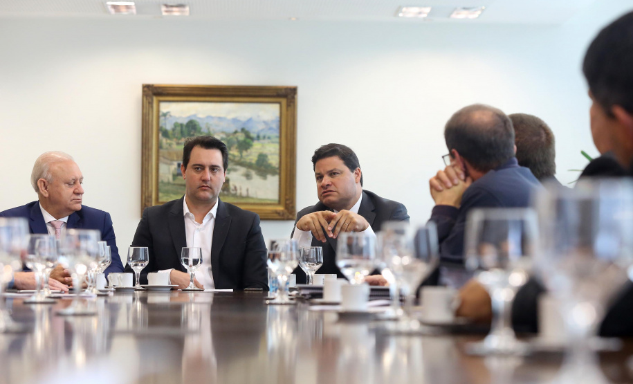 O governador Carlos Massa Ratinho Junior conheceu nesta segunda-feira (09) o projeto de construção do Aeroporto Regional do Sudoeste. Prefeitos, empresários e representantes da região apresentaram, em reunião no Palácio Iguaçu, detalhes do terminal que seria erguido em Renascença.Foto:Jaelson Lucas / AEN