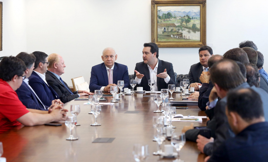 O governador Carlos Massa Ratinho Junior conheceu nesta segunda-feira (09) o projeto de construção do Aeroporto Regional do Sudoeste. Prefeitos, empresários e representantes da região apresentaram, em reunião no Palácio Iguaçu, detalhes do terminal que seria erguido em Renascença.Foto:Jaelson Lucas / AEN