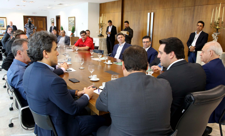 O governador Carlos Massa Ratinho Junior conheceu nesta segunda-feira (09) o projeto de construção do Aeroporto Regional do Sudoeste. Prefeitos, empresários e representantes da região apresentaram, em reunião no Palácio Iguaçu, detalhes do terminal que seria erguido em Renascença.Foto:Jaelson Lucas / AEN