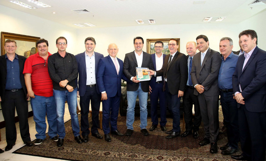 O governador Carlos Massa Ratinho Junior conheceu nesta segunda-feira (09) o projeto de construção do Aeroporto Regional do Sudoeste. Prefeitos, empresários e representantes da região apresentaram, em reunião no Palácio Iguaçu, detalhes do terminal que seria erguido em Renascença.Foto:Jaelson Lucas / AEN