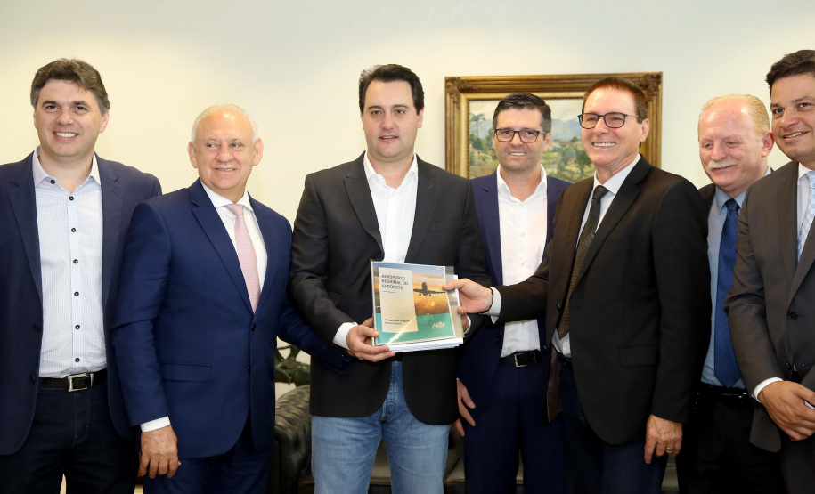 O governador Carlos Massa Ratinho Junior conheceu nesta segunda-feira (09) o projeto de construção do Aeroporto Regional do Sudoeste. Prefeitos, empresários e representantes da região apresentaram, em reunião no Palácio Iguaçu, detalhes do terminal que seria erguido em Renascença.Foto:Jaelson Lucas / AEN