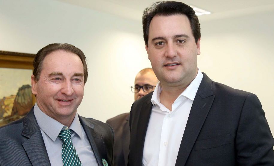 O governador Carlos Massa Ratinho Junior conheceu nesta segunda-feira (09) o projeto de construção do Aeroporto Regional do Sudoeste. Prefeitos, empresários e representantes da região apresentaram, em reunião no Palácio Iguaçu, detalhes do terminal que seria erguido em Renascença.Foto:Jaelson Lucas / AEN