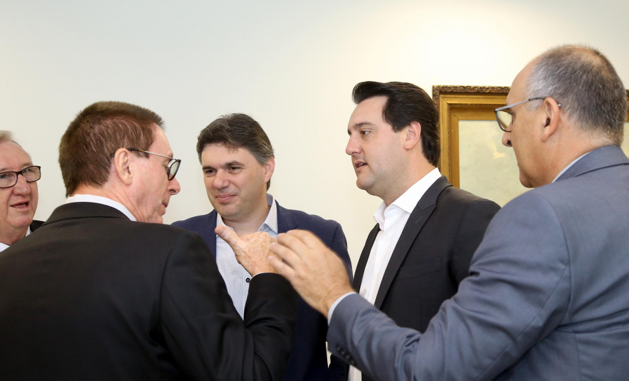 O governador Carlos Massa Ratinho Junior conheceu nesta segunda-feira (09) o projeto de construção do Aeroporto Regional do Sudoeste. Prefeitos, empresários e representantes da região apresentaram, em reunião no Palácio Iguaçu, detalhes do terminal que seria erguido em Renascença.Foto:Jaelson Lucas / AEN