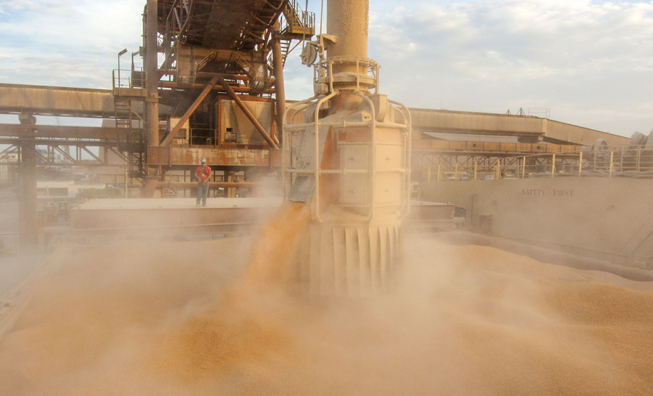 Mesmo antes do encerramento da movimentação em 2019, a exportação de milho via Porto de Paranaguá é 503% maior do que a registrada em 2018, e supera também a movimentação nos cinco anos anteriores. De janeiro a novembro deste ano, foram embarcadas 5,49 milhões de toneladas do grão. No mesmo período do ano passado o volume somou 911,3 mil toneladas.Foto: Claudio Neves/Portos do Paraná