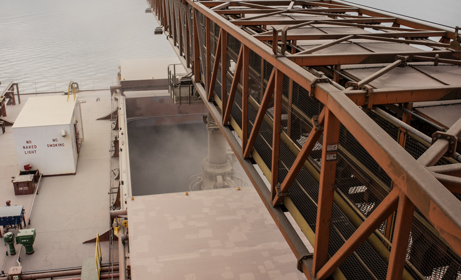 Mesmo antes do encerramento da movimentação em 2019, a exportação de milho via Porto de Paranaguá é 503% maior do que a registrada em 2018, e supera também a movimentação nos cinco anos anteriores. De janeiro a novembro deste ano, foram embarcadas 5,49 milhões de toneladas do grão. No mesmo período do ano passado o volume somou 911,3 mil toneladas.Foto: Claudio Neves/Portos do Paraná