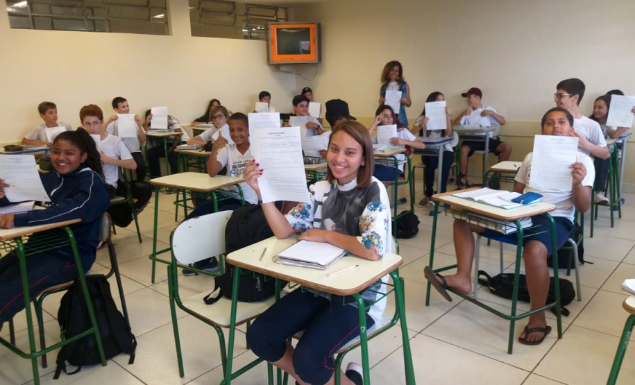 Começou com uma passeata puxada por 300 estudantes e terminou com toda uma cidade mobilizada no enfrentamento à violência contra as mulheres. A responsável é Adriana Reis, professora do 6º ano do Ensino Fundamental no Colégio Estadual Talita Bresolin, no município de Califórnia, no Norte do Paraná, que desenvolveu um projeto com o propósito de conscientizar a comunidade escolar e os moradores da cidade sobre violência doméstica. Foto:SEED