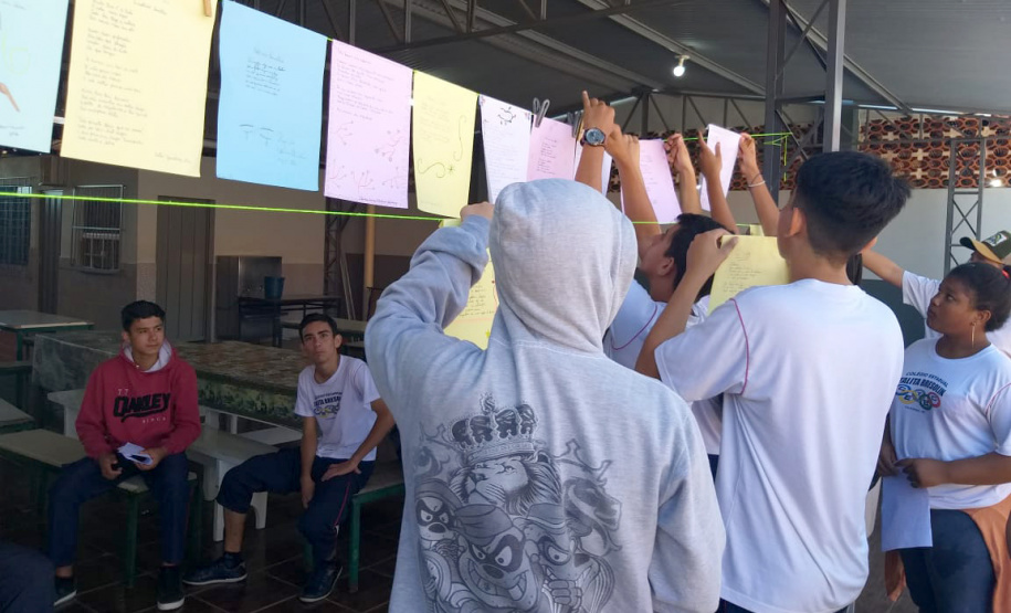 Começou com uma passeata puxada por 300 estudantes e terminou com toda uma cidade mobilizada no enfrentamento à violência contra as mulheres. A responsável é Adriana Reis, professora do 6º ano do Ensino Fundamental no Colégio Estadual Talita Bresolin, no município de Califórnia, no Norte do Paraná, que desenvolveu um projeto com o propósito de conscientizar a comunidade escolar e os moradores da cidade sobre violência doméstica. Foto:SEED