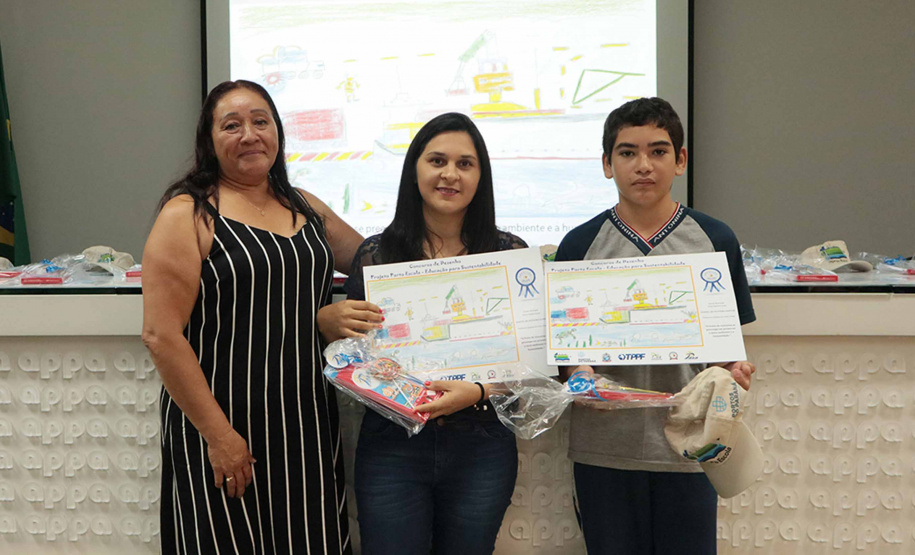 A empresa pública Portos do Paraná acaba de renovar o convênio do Projeto Porto Escola com os municípios de Paranaguá e Antonina. Com o ato desta terça-feira (10), a empresa dá continuidade à atividade que tem como objetivo abrir e aproximar ainda mais o porto da cidade. No programa, isso se dá através da educação. Em cinco anos, já são 9.561 alunos atendidos. Foto: Claudio Neves