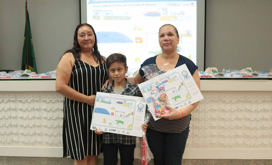 A empresa pública Portos do Paraná acaba de renovar o convênio do Projeto Porto Escola com os municípios de Paranaguá e Antonina. Com o ato desta terça-feira (10), a empresa dá continuidade à atividade que tem como objetivo abrir e aproximar ainda mais o porto da cidade. No programa, isso se dá através da educação. Em cinco anos, já são 9.561 alunos atendidos. Foto: Claudio Neves