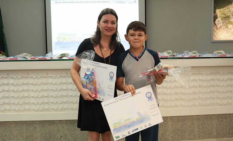 A empresa pública Portos do Paraná acaba de renovar o convênio do Projeto Porto Escola com os municípios de Paranaguá e Antonina. Com o ato desta terça-feira (10), a empresa dá continuidade à atividade que tem como objetivo abrir e aproximar ainda mais o porto da cidade. No programa, isso se dá através da educação. Em cinco anos, já são 9.561 alunos atendidos. Foto: Claudio Neves