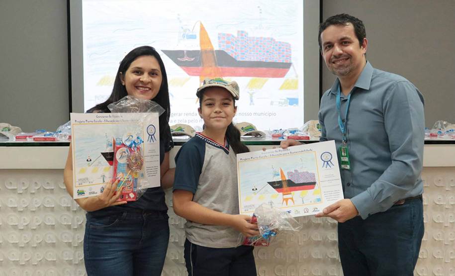 A empresa pública Portos do Paraná acaba de renovar o convênio do Projeto Porto Escola com os municípios de Paranaguá e Antonina. Com o ato desta terça-feira (10), a empresa dá continuidade à atividade que tem como objetivo abrir e aproximar ainda mais o porto da cidade. No programa, isso se dá através da educação. Em cinco anos, já são 9.561 alunos atendidos. Foto: Claudio Neves