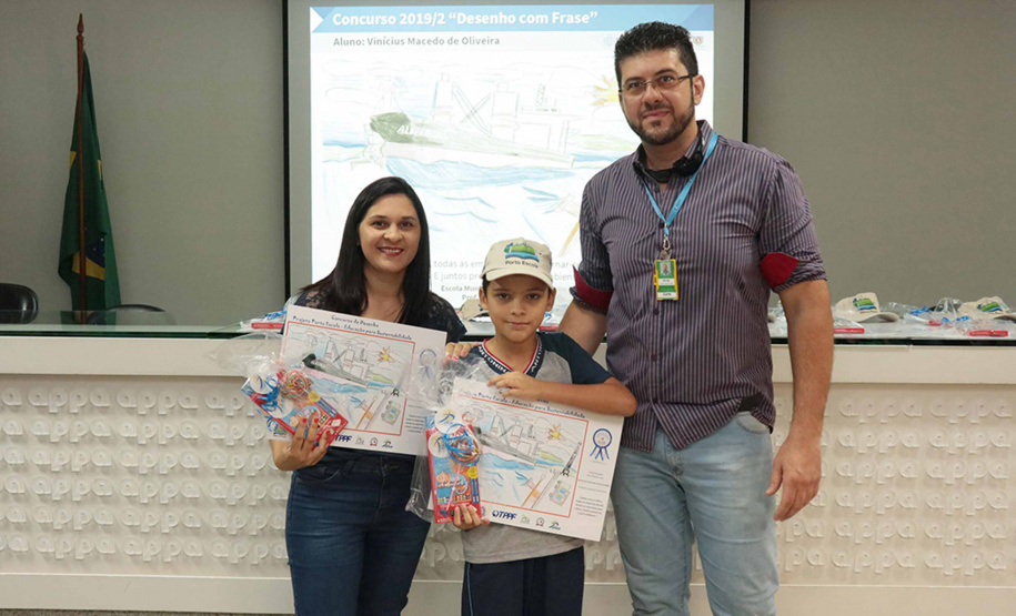 A empresa pública Portos do Paraná acaba de renovar o convênio do Projeto Porto Escola com os municípios de Paranaguá e Antonina. Com o ato desta terça-feira (10), a empresa dá continuidade à atividade que tem como objetivo abrir e aproximar ainda mais o porto da cidade. No programa, isso se dá através da educação. Em cinco anos, já são 9.561 alunos atendidos. Foto: Claudio Neves