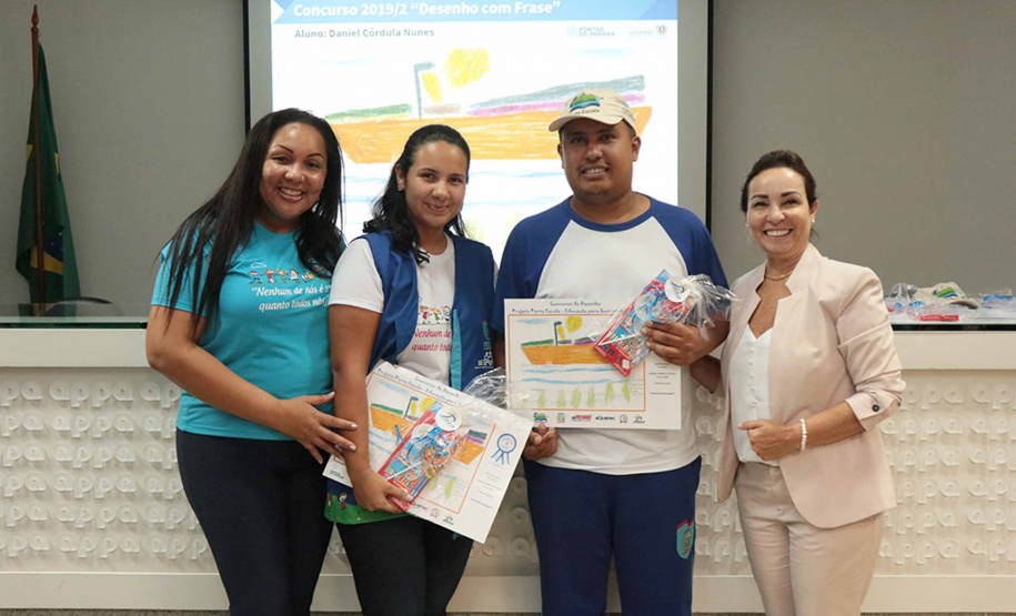 A empresa pública Portos do Paraná acaba de renovar o convênio do Projeto Porto Escola com os municípios de Paranaguá e Antonina. Com o ato desta terça-feira (10), a empresa dá continuidade à atividade que tem como objetivo abrir e aproximar ainda mais o porto da cidade. No programa, isso se dá através da educação. Em cinco anos, já são 9.561 alunos atendidos. Foto: Claudio Neves