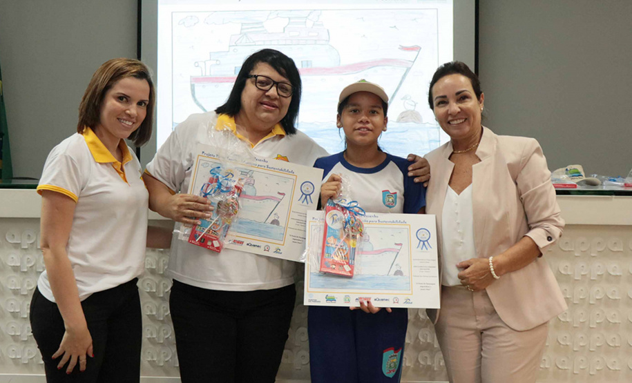 A empresa pública Portos do Paraná acaba de renovar o convênio do Projeto Porto Escola com os municípios de Paranaguá e Antonina. Com o ato desta terça-feira (10), a empresa dá continuidade à atividade que tem como objetivo abrir e aproximar ainda mais o porto da cidade. No programa, isso se dá através da educação. Em cinco anos, já são 9.561 alunos atendidos. Foto: Claudio Neves