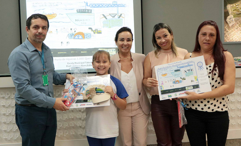 A empresa pública Portos do Paraná acaba de renovar o convênio do Projeto Porto Escola com os municípios de Paranaguá e Antonina. Com o ato desta terça-feira (10), a empresa dá continuidade à atividade que tem como objetivo abrir e aproximar ainda mais o porto da cidade. No programa, isso se dá através da educação. Em cinco anos, já são 9.561 alunos atendidos. Foto: Claudio Neves