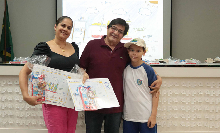 A empresa pública Portos do Paraná acaba de renovar o convênio do Projeto Porto Escola com os municípios de Paranaguá e Antonina. Com o ato desta terça-feira (10), a empresa dá continuidade à atividade que tem como objetivo abrir e aproximar ainda mais o porto da cidade. No programa, isso se dá através da educação. Em cinco anos, já são 9.561 alunos atendidos. Foto: Claudio Neves