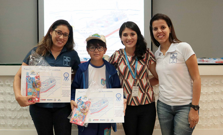 A empresa pública Portos do Paraná acaba de renovar o convênio do Projeto Porto Escola com os municípios de Paranaguá e Antonina. Com o ato desta terça-feira (10), a empresa dá continuidade à atividade que tem como objetivo abrir e aproximar ainda mais o porto da cidade. No programa, isso se dá através da educação. Em cinco anos, já são 9.561 alunos atendidos. Foto: Claudio Neves