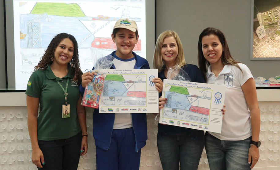 A empresa pública Portos do Paraná acaba de renovar o convênio do Projeto Porto Escola com os municípios de Paranaguá e Antonina. Com o ato desta terça-feira (10), a empresa dá continuidade à atividade que tem como objetivo abrir e aproximar ainda mais o porto da cidade. No programa, isso se dá através da educação. Em cinco anos, já são 9.561 alunos atendidos. Foto: Claudio Neves