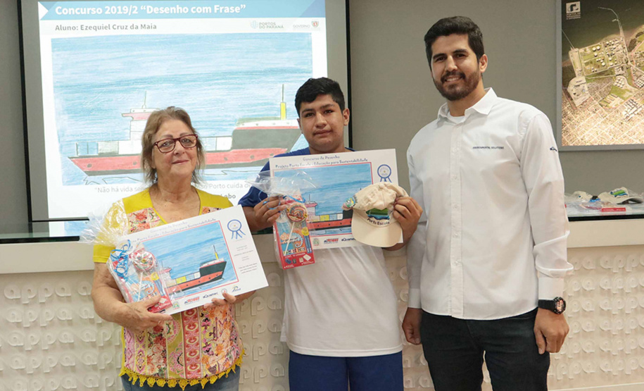 A empresa pública Portos do Paraná acaba de renovar o convênio do Projeto Porto Escola com os municípios de Paranaguá e Antonina. Com o ato desta terça-feira (10), a empresa dá continuidade à atividade que tem como objetivo abrir e aproximar ainda mais o porto da cidade. No programa, isso se dá através da educação. Em cinco anos, já são 9.561 alunos atendidos. Foto: Claudio Neves