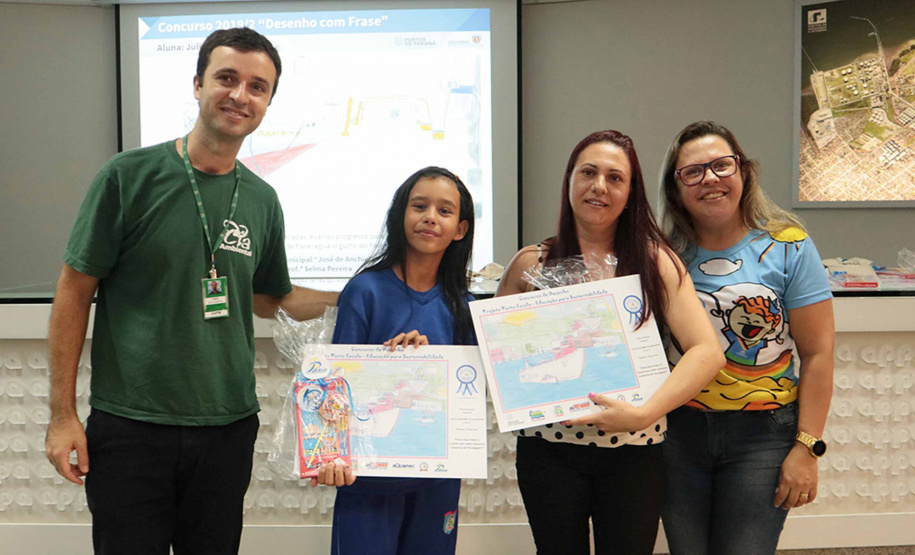 A empresa pública Portos do Paraná acaba de renovar o convênio do Projeto Porto Escola com os municípios de Paranaguá e Antonina. Com o ato desta terça-feira (10), a empresa dá continuidade à atividade que tem como objetivo abrir e aproximar ainda mais o porto da cidade. No programa, isso se dá através da educação. Em cinco anos, já são 9.561 alunos atendidos. Foto: Claudio Neves