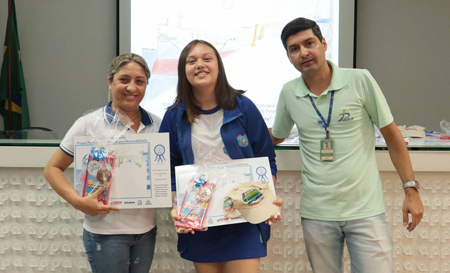 A empresa pública Portos do Paraná acaba de renovar o convênio do Projeto Porto Escola com os municípios de Paranaguá e Antonina. Com o ato desta terça-feira (10), a empresa dá continuidade à atividade que tem como objetivo abrir e aproximar ainda mais o porto da cidade. No programa, isso se dá através da educação. Em cinco anos, já são 9.561 alunos atendidos. Foto: Claudio Neves