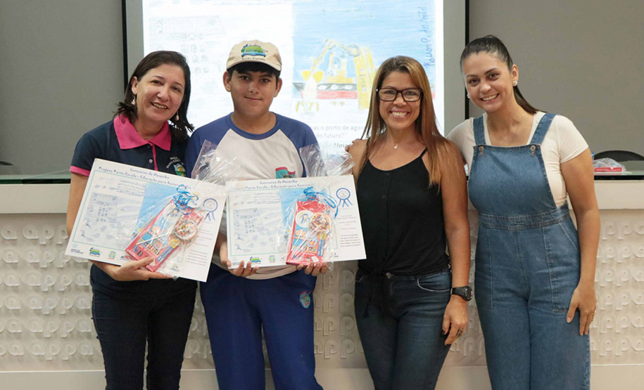 A empresa pública Portos do Paraná acaba de renovar o convênio do Projeto Porto Escola com os municípios de Paranaguá e Antonina. Com o ato desta terça-feira (10), a empresa dá continuidade à atividade que tem como objetivo abrir e aproximar ainda mais o porto da cidade. No programa, isso se dá através da educação. Em cinco anos, já são 9.561 alunos atendidos. Foto: Claudio Neves