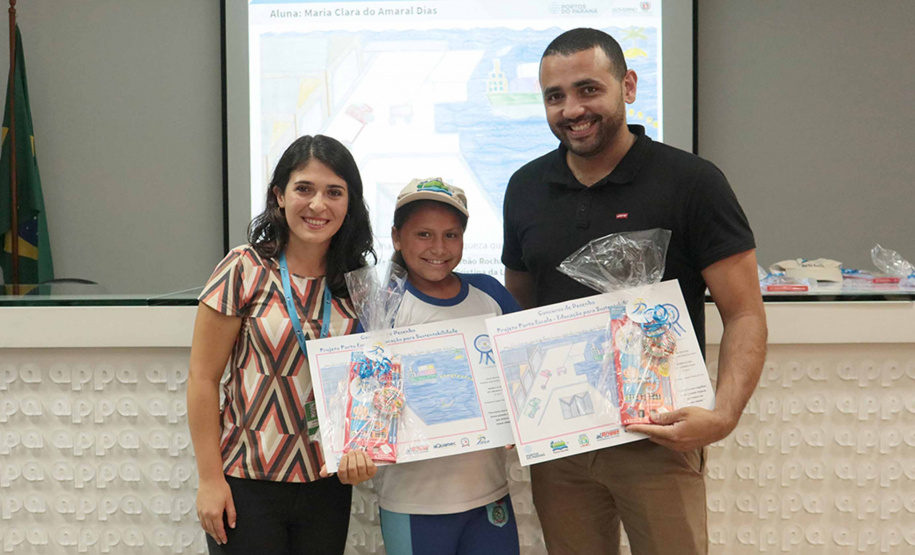 A empresa pública Portos do Paraná acaba de renovar o convênio do Projeto Porto Escola com os municípios de Paranaguá e Antonina. Com o ato desta terça-feira (10), a empresa dá continuidade à atividade que tem como objetivo abrir e aproximar ainda mais o porto da cidade. No programa, isso se dá através da educação. Em cinco anos, já são 9.561 alunos atendidos. Foto: Claudio Neves