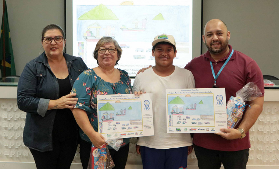 A empresa pública Portos do Paraná acaba de renovar o convênio do Projeto Porto Escola com os municípios de Paranaguá e Antonina. Com o ato desta terça-feira (10), a empresa dá continuidade à atividade que tem como objetivo abrir e aproximar ainda mais o porto da cidade. No programa, isso se dá através da educação. Em cinco anos, já são 9.561 alunos atendidos. Foto: Claudio Neves