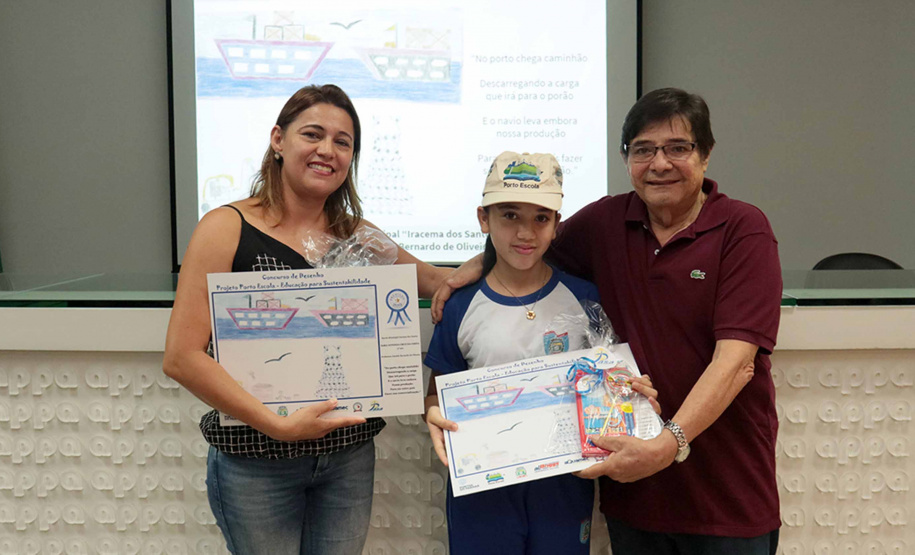 A empresa pública Portos do Paraná acaba de renovar o convênio do Projeto Porto Escola com os municípios de Paranaguá e Antonina. Com o ato desta terça-feira (10), a empresa dá continuidade à atividade que tem como objetivo abrir e aproximar ainda mais o porto da cidade. No programa, isso se dá através da educação. Em cinco anos, já são 9.561 alunos atendidos. Foto: Claudio Neves