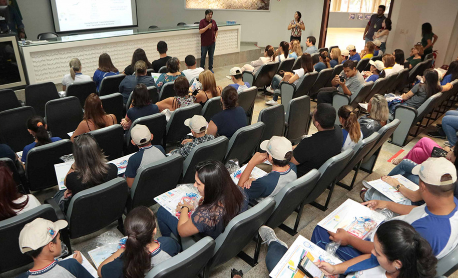 A empresa pública Portos do Paraná acaba de renovar o convênio do Projeto Porto Escola com os municípios de Paranaguá e Antonina. Com o ato desta terça-feira (10), a empresa dá continuidade à atividade que tem como objetivo abrir e aproximar ainda mais o porto da cidade. No programa, isso se dá através da educação. Em cinco anos, já são 9.561 alunos atendidos. Foto: Claudio Neves