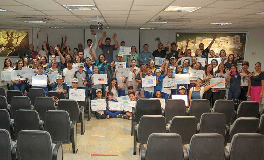 A empresa pública Portos do Paraná acaba de renovar o convênio do Projeto Porto Escola com os municípios de Paranaguá e Antonina. Com o ato desta terça-feira (10), a empresa dá continuidade à atividade que tem como objetivo abrir e aproximar ainda mais o porto da cidade. No programa, isso se dá através da educação. Em cinco anos, já são 9.561 alunos atendidos. Foto: Claudio Neves