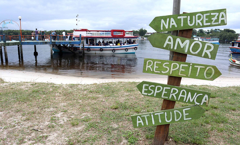 A empresa pública Portos do Paraná acaba de renovar o convênio do Projeto Porto Escola com os municípios de Paranaguá e Antonina. Com o ato desta terça-feira (10), a empresa dá continuidade à atividade que tem como objetivo abrir e aproximar ainda mais o porto da cidade. No programa, isso se dá através da educação. Em cinco anos, já são 9.561 alunos atendidos. Foto: Claudio Neves