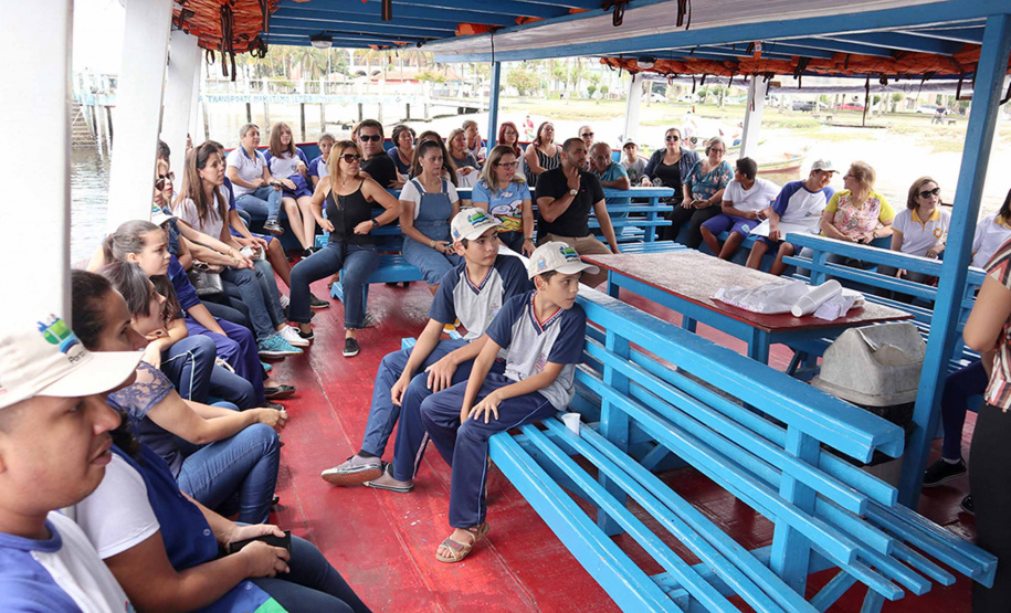 A empresa pública Portos do Paraná acaba de renovar o convênio do Projeto Porto Escola com os municípios de Paranaguá e Antonina. Com o ato desta terça-feira (10), a empresa dá continuidade à atividade que tem como objetivo abrir e aproximar ainda mais o porto da cidade. No programa, isso se dá através da educação. Em cinco anos, já são 9.561 alunos atendidos. Foto: Claudio Neves